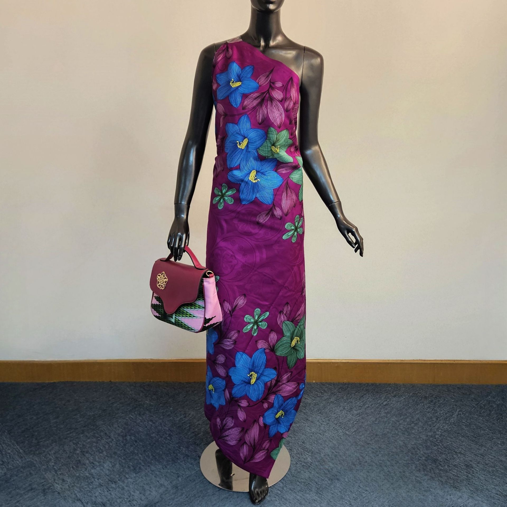 Bloemen bedrukt op paars blauw - Sewing Batik recensie en prijs